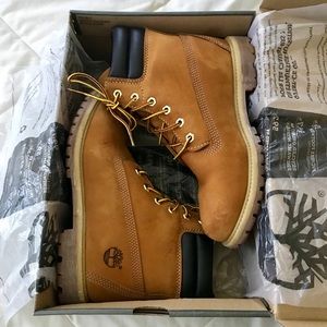 Women’s Timberland Boots in Wheat Nubuck: Size 8.5